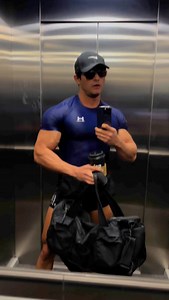 Lo único que importa en esta vida es conquistar tus metas, lo demás pasa a segundo término siempre. Tocó hombros y bíceps, pero siempre preparados para todo. Esta bi serie me encantó, la acumulación de ácido láctico e hiperemia sencillamente gloriosa. • Curl con barra de pie Curl en banca 4 x 12 / 12 #fitnessmodel #classicphysique #bodybuilder #armsday | David Mendoza