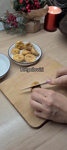 Marcipan bombice 💝 Od samo 3 sastojka a tako fine i neodoljive! 🥰 Ovo je, u stvari, modifikacija prethodnog recepta i mogu vam reći da su ovakve, sa čokoladnom glazurom, možda još i bolje 👌 Danas sam ih napravila bukvalno za pola sata, tako da verujem da će vam recept koristiti ako pripremate sitne kolače za posnu slavu ✨ 🎈 Marcipan bombice 🎈 Sastojci: 200 g marcipana 9 suvih smokava 80 g čokolade 1 kašika ulja Priprema: 1. Marcipan staviti u deblju kesu za zamrzavanje (od 1 kg) i pažljivo 