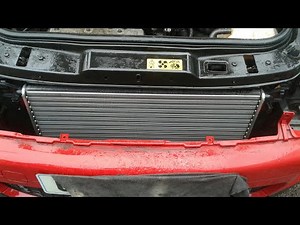 Hoe de koelradiator van de Mini Cooper te vervangen.