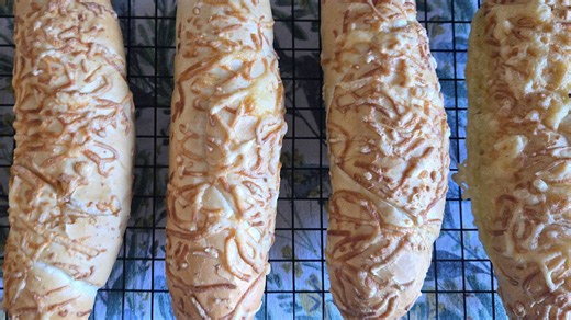 Házi sajtos stangli kelt tésztából: puha és ellenállhatatlan