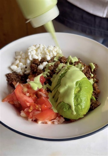 Epizod 3. BATAT BURRITO BOWL – wersja sportowa. Słodki, pieczony batat, wołowina w glazurze gochujang i proteinowy sos cilantro jalapeño, który robisz w batchu i lejesz bez wyrzutów sumienia. Miska wygląda jak cheat, ale makro się zgadza. Składniki - 1 porcja batat 150 g oliwa 1 łyżeczka czosnek 1 ząbek chilli wołowina mielona 10% tłuszczu 120 g gochujang 1 łyżeczka sos sojowy 1 łyżka olej sezamowy ½ łyżeczki miód ½ łyżeczki sezam łyżka salsa z pomidorów i cebuli awokado serek ziarnisty 1 łyżka 