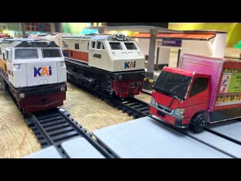Drama Merakit Mainan Kereta Api CC206, CC203 Anjlok Menabrak Truk Gas LPG Di Pos Perlintasan Kereta