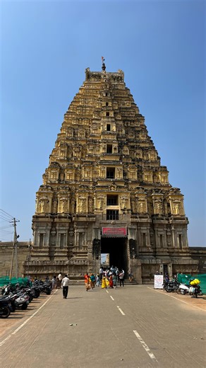 Twoway Foodie Bala on Instagram: "கல்லுக்குள் ஒளிந்திருக்கும் கேமரா! விருபாக்ஷர் கோயிலின் தலைகீழ் அதிசயம்! 📸 09-01-2026 (பதிவு செய்த நாள்)✅ ஹம்பி பஸ் ஸ்டாண்ட் பக்கத்துலேயே இருக்குற இந்த 160 அடி கோபுரத்தைப் பார்த்திருப்பீங்க. ஆனா, இதுக்குள்ள ஒரு செம அறிவியல் ஒளிஞ்சிருக்கு. ✅ கோயிலுக்குள்ள இருக்குற ஒரு சின்ன அறையில, பிரம்மாண்டமான ராஜகோபுரத்தோட நிழல் தலைகீழா (Inverted Shadow) விழுது! 😱 இது எப்படி சாத்தியம்? இது ஒரு மேஜிக் கிடையாது, இதுதான் ‘பின்ஹோல் கேமரா’ (Pinhole Camera) தொழில்நுட்பம். கோபுரத்த