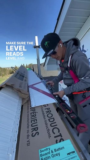 I’ve shown other ways to find gable angles before - My go-to method is to just read the plans and use a tape measure and make a jig with my siding - no tools needed. My next go to method is using my Siding Square with a built in level and just hold it up to the gable if I can’t remember what pitch it was on the plan. Here is yet another method if you have workers who just need a simple way to find the angle without numbers. This @scribnertool Level can be used as a stand alone 4’ level, or used 