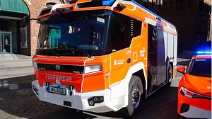 Hamburger Feuerwehr präsentiert ein Elektro-Löschfahrzeug und zwei elektrische Rettungswagen