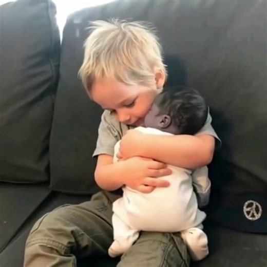 Le bébé mort-né fut placé dans les bras de son grand frère, quelques...