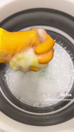 Quick Bathroom Cleaning with Scrub Daddy Squeezes
