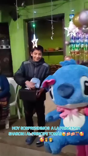 feliz cumpleaños princesita Sharon y príncipe Tomas los patrones sus papitos que lo aman muchísimo le envían un hermoso detalle 🫅👸🥰🎊🎊🍰🥳🥳🤠🤠🤠