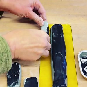 How to work with dyed porcelain ❤️ ••• Follow @keramikatelier for more! ••• „I show you how I work with the dyed porcelain. I have colored the porcelain with ceramic pigments. The fine, dark lines are created by a layer of black pigments mixed with a little water.“ | The Ceramic School