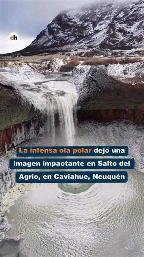 La intensa ola polar dejó unaimagen impactante en Salto delAgrio, en Caviahue, Neuquén