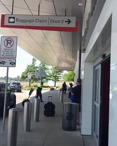 551K views · 1.1K reactions | #BREAKING: Video appears to show a shooting near the baggage claim area of Dallas Love Field Airport: 2wsb.tv/1PPK3tm | WSB-TV | Facebook