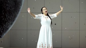 Rimsky-Korsakov’s Christmas Eve is a satirical-realistic depiction of Ukrainian village life combined with fantastic and mythological elements. 🎥 Watch the full introduction by director Christof Loy, aerial choreographer Ran Arthur Braun and conductor Sebastian Weigle: https://youtu.be/BrwCKMW9D2Y ⏰ Christmas Eve from Oper Frankfurt streams this Saturday, 3 December at 19:00 CET ➕ https://operavision.eu/performance/christmas-eve | OperaVision