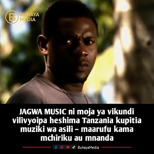 JAGWA MUSIC ni moja ya vikundi vilivyoipa heshima Tanzania kupitia muziki wa asili – maarufu kama mchiriku au mnanda. Sauti ya kipekee ya Jay Simela ilitambulisha nyimbo zao hadi nje ya mipaka ya Afrika, na kuwapeleka kwenye majukwaa mbalimbali barani Ulaya, ambako walikonga nyoyo za mashabiki wa muziki wa kitamaduni. Kupitia ngoma zao zenye midundo ya nguvu, ujumbe mzito na mashairi ya mtaani, Jagwa Music walifanikiwa kuleta utambulisho mpya wa muziki wa mitaani duniani. 🎶 Je, wewe ulikuwa una