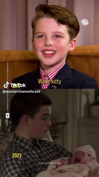 Os anos passam, mas Soft Kitty continua sendo um hit! 😉 Para celebrar o #DiaDaCrianças, nada melhor do que relembrarmos esse momento do nosso Jovem Sheldon. Pode falar: se sentiu mais velha também? 🖖🏻🐱 #WarnerBR #YoungSheldon #TheBigBangTheory #IainArmitage #SheldonCooper
