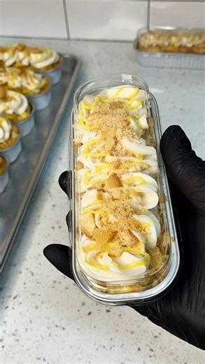 😮‍💨 Before you put one lid on a mini cake… READ THIS 👇🏾 🥶 Freeze before you lid anything If you don’t want smashed frosting, this is the step. Freeze your minis 10–15 minutes right after decorating. Tap the top if your finger comes back clean, that buttercream is matte and ready. No smear. No drag. Just clean lids every single time. 2️⃣ 😮‍💨 That matte finish is the whole game A glossy top will clown you. A matte top will carry you. Let the frosting firm so the lid glides right on and your