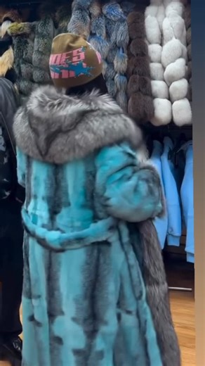 (THE REAL HAIR PLAY STORE) on Instagram: "Hey 🖤 The LIXURY FUR vendor is $149.99. Payment: Cash App — $hairplaystore Note: fur vendor Once payment is sent, message me “PAID” and I’ll send the vendor info right over 😌✨ BONUS: THIS VENDOR MAKES REAL MONGOLIAN FUR BOOTS & COATS"