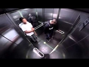 Un homme a la diarrhée dans un ascenseur Caméra cachée