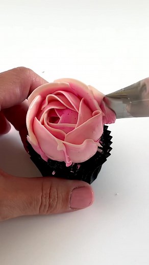 🌹 #buttercreamroses #cupcake #fyp #pipingskills #cupcakedecorating