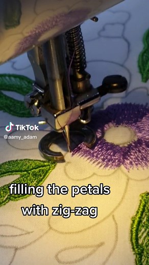 create this beautiful flower with zig-zag only #sarangujaree #freemotionembroidery #threadpainting #momsinspiration