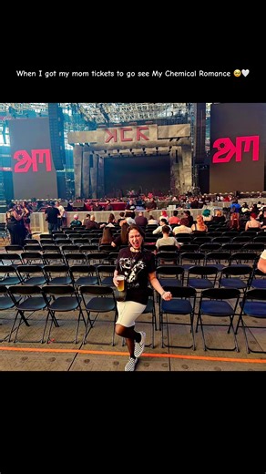 Watch till the end for a happy mama🥰 #mychemicalromance #mcrconcert #madre #welovemychemicalromance @MyChemicalRomanceOfficial @My Chemical Romance