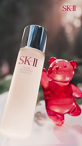 ✨一起感受晶瑩剔透的歡樂奇蹟✨ 今個聖誕，與 PiteKuma 晶透小熊🐻一起走進冬日奇幻國度 ❄️SK-II 神仙水精華 PITERAᵀᴹ輕輕一拍，肌膚細嫩‧透亮‧緊緻！今個節日，與摯愛近啲再近啲，感受 Crystal Clear Joy! 節日限定禮遇▶買神仙水精華 230ml 送神仙水精華 30ml x5 贈限量版PiteKuma晶透小熊飾物盤*🎁 2025 數量限定⏰售完即止 🎁新客入會再送神仙水及Plump蘋大紅球體驗裝’ 🎁新會員首次購物限時送皇牌面膜 (價值 $132) 送禮自用 分享晶透喜悅💖 立即到SK-II專櫃及專門店，與 PiteKuma 晶透小熊🐻探索更多節慶驚喜✨ #SKII #SKIIHK #GetCloser #CrystalClearJoy #Pitekuma晶透小熊 #SKIITheBestGift #晶瑩剔透美肌 ---- *購物滿 HKD$690，即享 2025 限量版 PiteKuma 晶透小熊吊飾 ‘須完成可供驗證的本地電話號碼登記成為SK-II Pre-club 會員或新會員及完成肌膚諮詢服務或Magic Scan 肌膚測試﹐即可
