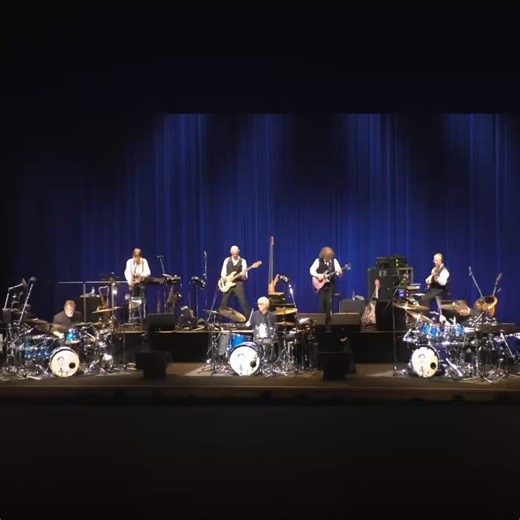 ドラムセット3つでのパフォーマンスがプログレ感出ていて好き🙌👍異世界にトリップしたいなら、ピンク・フロイドのライブ。巨大な精密機械の様なバンドの演奏に浸りたいならクリムゾンのライブかな🤔いつ聴いても圧倒される😳照明や演出は、派手な映像ショーというより、音の構造を強調するためのシンプルなものになっているのが自信の現れかな。発売当初の邦題が「21世紀の精神異常者」だったが、「精神異常者」というワードがピーになってしまい。「21世紀のスキッツォイド・マン」に変更。King Crimson - 21st Century Schizoid Man