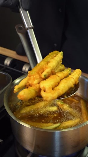 Stavros Varthalitis on Instagram: "Τα απόλυτα τηγανητά κολοκυθάκια χωρίς κόπο αλλά με τρόπο ! Όλα τα μυστικά που πρέπει να γνωρίζετε ! 👌 📝 Τα υλικά που θα χρειαστείς : - 4 κολοκυθάκια μέτρια - 100 γρ. αλεύρι γ.ο.χ -100 γρ. κορν φλάουρ - 1 κ.γ. μέλι 1 κ.γ. μπέικιν πάουντερ - 330 ml. ανθρακούχο νερό - 200 γρ. αλεύρι γ.ο.χ για το πανάρισμα - Αλάτι και πιπέρι Για τη σάλτσα γιαουρτιού : - 100 γρ. γιαούρτι στραγγιστό 2% - 100 γρ. μαγιονέζα light - 1/2 λεμόνι το χυμό - 1/4 μάτσο άνηθο Περιμένω τις εν