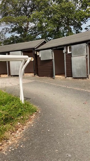 🐎 Ever wondered what happens behind the scenes on race days? Just across the road from the track, the racecourse stables are an absolute hive of activity! 🐝 Take a sneaky peek inside… 👀✨ #Cartmel #CartmelRacecourse #Racecourse #RaceDay #Racehorse