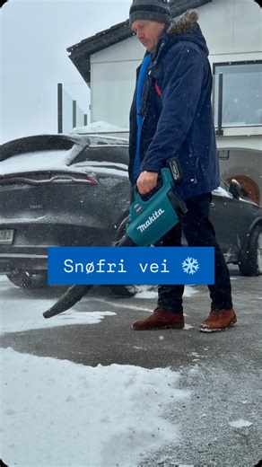 Eskil Hagen Olsen 🎬 UGC 🌿Hage • Utemiljø • Oppussing • Interiør | 😅 Snøfri vei på vinteren ☀️ Løvblåser har blitt min nye venn, også på vinteren. #lifehack #humor #viralvídeo #dating #winter | Instagram