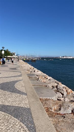 🌊🌍 🇫🇷 Le Rio Guadiana, frontière naturelle entre deux pays Entre Vila Real de Santo António et Ayamonte, le Rio Guadiana trace une frontière paisible entre le Portugal et l’Espagne. Ses eaux calmes relient deux rives, deux cultures, deux ambiances, dans un décor naturel empreint de sérénité ✨ Ici, le fleuve devient lieu de passage, de rencontres et de contemplation. Un espace où l’on ressent pleinement l’âme du sud, entre traditions, lumière et douceur de vivre 🌿 Le Guadiana ne sépare pas, 