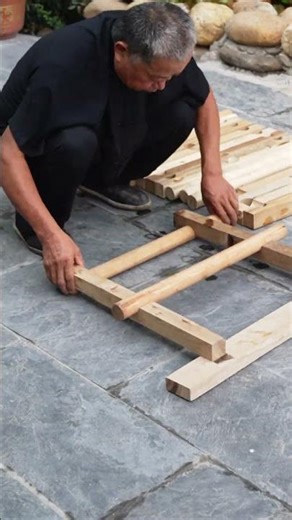 Senior craftsman demonstrates wooden arch bridge structure in "Along the River During the Qingming