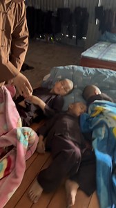 362K views · 15K reactions | Nhà cháu thấy các cháu ngủ quên ngoài ghế, bế từng cháu vào giường, đắp chăn cho các con. Nhìn khuôn mặt nhỏ bé ngủ say, lòng tự nhiên mềm lại. Thương các cháu nhiều, thương cái tuổi còn quá non mà đã sớm nương cửa Phật, thiếu hơi ấm gia đình. #thichgiactam #chuacamla | Chùa La - Quảng Ninh | Facebook