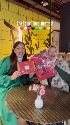 Sarah_Glam 🌸 on Instagram: "Besties, wait for the color reveal 👀👯♥️ #colortrend Tag your besty tjib lik des cadeaux 🎁🤭 Chkon li thlat f l’autre ?? 🤩"