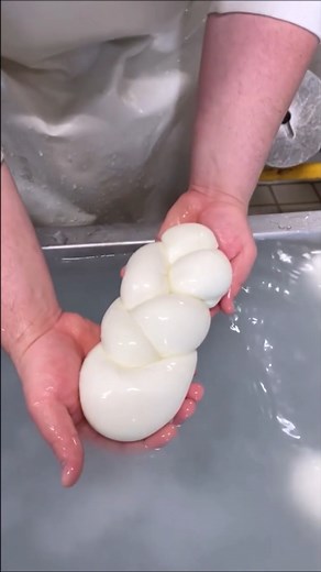 20K views · 298 reactions | BRAIDED MOZZARELLA CHEESE FOLLOW US on INSTAGRAM https://www.instagram.com/italyfoodmagazine IFM NEWSLETTER https://italyfoodmagazine.com/newsletter.html Credit Video Caseificio Di Santo | Italy Food Magazine | Facebook