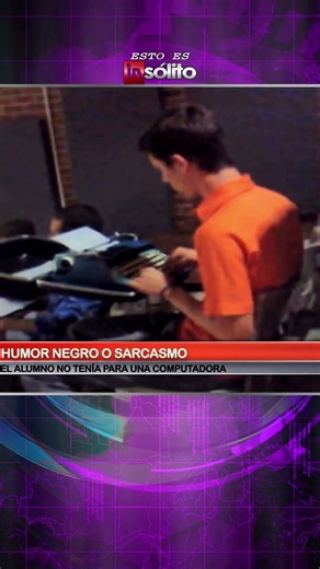 Un estudiante toma notas en su salon de clases de manera muy antigüa, con su ruidosa máquina de escr