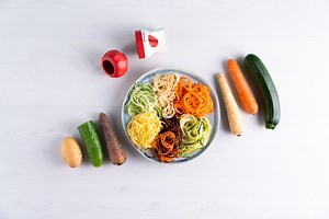 Wedden dat je kids eigenlijk toch dol zijn op groenten? 🥕🥒 De Handy Spiralizer, het onmisbare hulpje om healthy en heerlijke gerechten in een handomdraai op tafel te toveren, is deze maand in de aanbieding! 🛒Wil je ze? Neem contact op met je Consulent. Heb je er nog geen? Ga naar www.tupperware.be/nl/#consulent | Tupperware Belgium