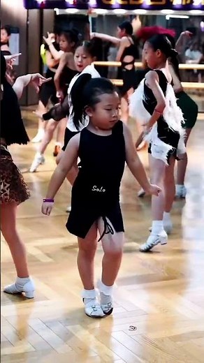 奶娃的拉丁舞。Cute babies' Latin dance.