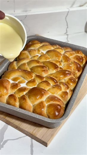 Patrick Santos on Instagram: "Pão de Leite Condensado com Coco 🥐🥥 Esse pão é a opção perfeita para o lanche da tarde. Macio, levemente doce e com aquele sabor que lembra casa de vó, daqueles que perfumam a casa inteira quando estão no forno. Anota aí os ingredientes:👇🏾 • Leite morno – 140 ml • Água morna – 100 ml • Fermento biológico seco – 10 g • Manteiga derretida – 50 g • Leite condensado – 100 g • Farinha de trigo – 520 g • Açúcar refinado – 60 g • Ovo – 50 g (1 unidade) É aquele pão sim
