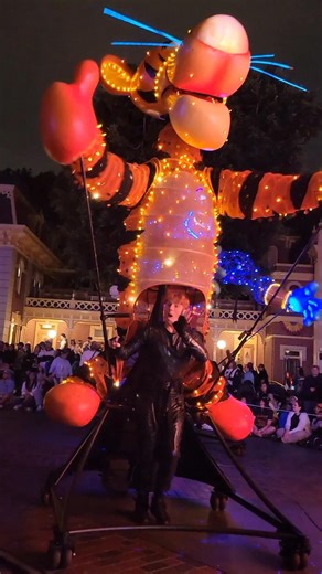Huge Tigger and Genie in the Paint the Night electrical parade at Disneyland 2025