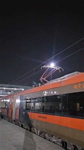 Vande Bharat Switching Off ... Huge Spark Of Pantograph ⚡️...
