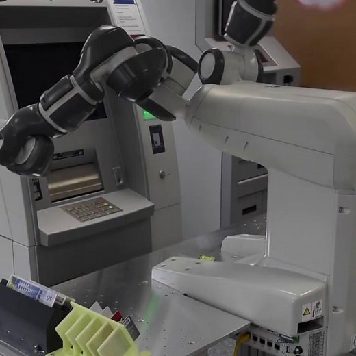 Weltpremiere: ABB-Roboter testet Bankautomaten