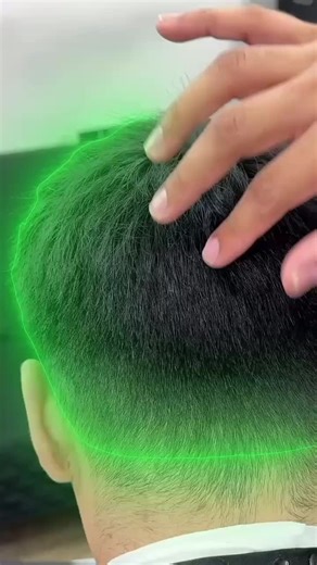 Master your first guide line placement for a flawless fade. Watch @_loscuts show the key spot to start. Credit: @stopnfade #fades #lineup #barbertools