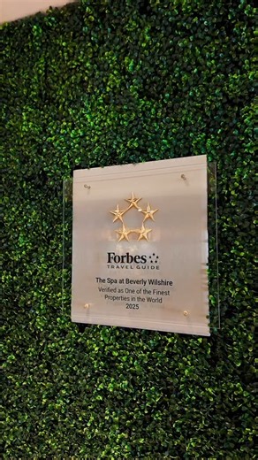 Discover a transformative head-to-toe experience with our Renewal Ritual at The Spa✨ Start with an invigorating coffee scrub that leaves your skin glowing, then relax with calming aromatherapy oils. Our whipped shea and coconut body butter will deeply hydrate your skin, giving you a radiant glow. Finish with a luxurious Nanogold face mask for a youthful, luminous look. 📸 Take inspiration from our guest @pierre_abena and treat yourself to a spa day. 📍 @thespabw #beverlywilshire #beverlyhills #r