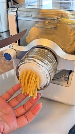 Am facut paste cu ouă de la gainusele mele,iar acest aparat este o minune,va las detalii in comentarii. 🍝 Rețetă paste de casă la mașină electrică Ingrediente: 600 g făină 000 5 ouă (eu am folosit ouă de casă) 1 linguriță sare 2 linguri ulei de măsline Mod de preparare: Puneți făina în bolul mașinii, adăugați ouăle, sarea și uleiul de măsline. Porniți programul de frământare. Dacă vedeți că aluatul este prea moale, mai adăugați puțină făină. Dacă este prea tare și mașina se chinuie să frământe,