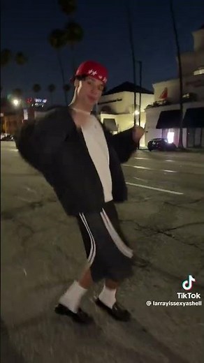 TIKTOK: Larray Dances To "Right Back" by Karlee Girl