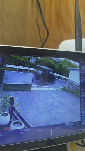 ［タバコのポイ捨て糞］タバコの吸い殻を路上にぶち撒けた車が監視カメラに見事に映ってました。