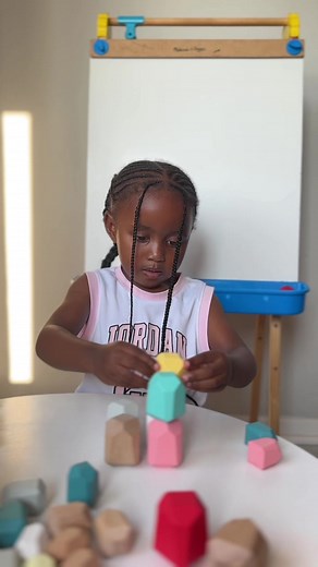 Building blocks offer a range of benefits for children's development, including: Cognitive Development: Playing with blocks helps improve problem-solving, spatial awareness, and critical thinking skills. Fine Motor Skills: Manipulating blocks strengthens hand-eye coordination and dexterity. Creativity and Imagination: Kids can build anything they imagine, fostering creativity and innovative thinking. Social Skills: Building with others encourages cooperation, teamwork, and communication. Languag