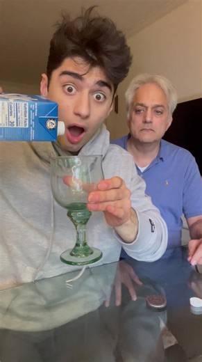 ‏MAGIC OREO TRICK TUTORIAL 😱😂 #oreo #magician #behindthescenes #howto