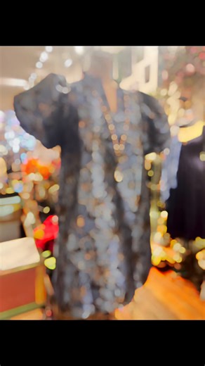 🌟 She has pockets! This will look so cute with black tights and tall boots, or flowing silk pants and kitten heels! The best part is feeling so comfy while looking so fabulous! PERFECT for the upcoming Holiday Season!! Are we obsessed? YES!! 😻😻😻 #whattowear #holidaywardrobe #pockets #divingcatstudiogallery #phoenixville #chestercountypa #shopsmall #shoplocal | Diving Cat Studio Gallery