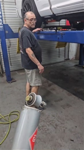 Hotrod Ronnie on Instagram: "Part 2: Question of the Day? What side of the bolt do you put the lock/split washer on? #rsstreetrods #chevy #chevrolet #dodge #ram #mopar #ford #classic #americanmuscle #musclecar #tomballtx #houstontx #texas"